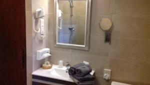 Hotels Logis Hotel - Restaurant Residence Les Cedres : photos des chambres