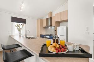 Blue Rosella on Piper