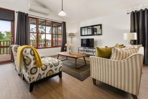 Blue Rosella on Piper