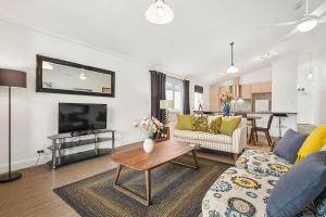 Blue Rosella on Piper