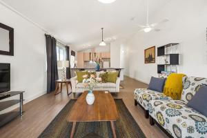 Blue Rosella on Piper