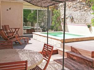 Maisons de vacances Alluring holiday home in Cazouls D h rault with pool : photos des chambres