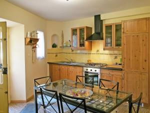 Maisons de vacances Alluring holiday home in Cazouls D h rault with pool : photos des chambres