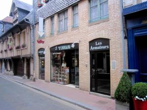 Cozy Apartment in Honfleur with a Private Garden