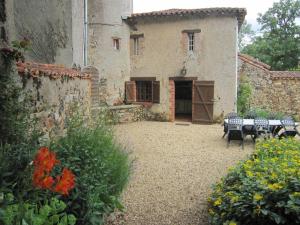 Maisons de vacances Gorgeous Mansion with Pool in Saint Paul du Bois : photos des chambres