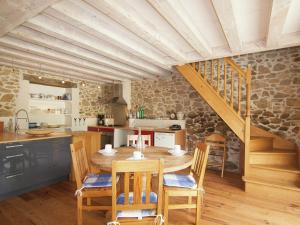 Disabled-accessible gite with heated pool
