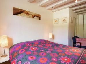 Maisons de vacances Spacious cottage in Roussines with heated pool : photos des chambres