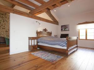 Maisons de vacances Spacious cottage in Roussines with heated pool : photos des chambres