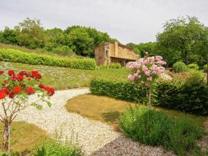 Maisons de vacances Spacious cottage in Roussines with heated pool : photos des chambres