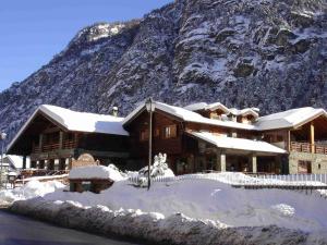 The chalet is situated in a quiet and sunny area of Antey Saint Andr