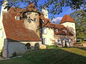 Maisons de vacances Private castle in Auvergne with river sun terrace and views : photos des chambres