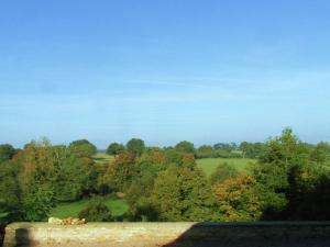 Maisons de vacances Private castle in Auvergne with river sun terrace and views : photos des chambres