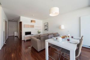 LovelyStay - Casas Brancas - Modern Apartment with Balcony & free private parking