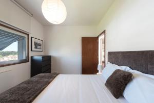 LovelyStay - Casas Brancas - Modern Apartment with Balcony & free private parking