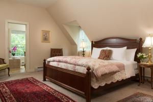 King Room with Spa Bath room in Mercersburg Inn