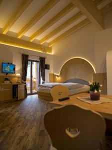 Suite with Mountain View room in Hotel El Paster