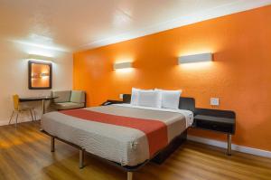 King Room - Non-Smoking room in Motel 6-Garland TX - Garland - Northwest Hwy