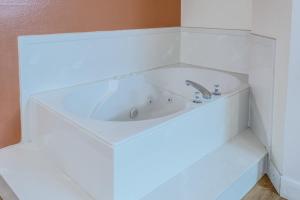 King Suite with Spa Bath room in Motel 6-Beaver UT