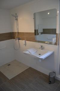 Hotels Hotel du Parc Euromedecine by AKENA : Chambre Double - Accessible aux Personnes à Mobilité Réduite 
