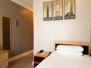 Comfort Single Room room in Cumberland Hotel - OCEANA COLLECTION