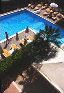 Hotel Rivadoro-Spiaggia ombrellone e lettini-Piscina-Parcheggio