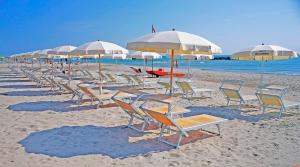 Hotel Rivadoro-Spiaggia ombrellone e lettini-Piscina-Parcheggio