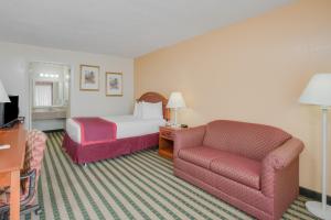 Deluxe Double Room - Disability Access/Non-Smoking room in Days Inn by Wyndham Asheville West
