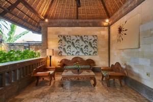 Ellies Hotel
