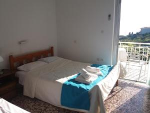 Manoleas Tavern & Rooms to Let