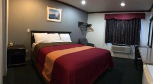 King Room-Non Smoking room in Starlight Inn Canoga Park