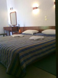 Twin Room with Side Sea View room in Violetta