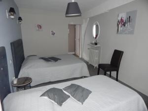 Hotels Hotel Restaurant Le Cygne : Chambre Triple - Vue sur Ville