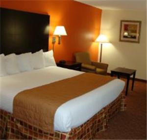 Deluxe King Suite - Non-Smoking room in Days Inn & Suites by Wyndham Ridgeland