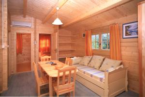 Campings Camping Les Oliviers : photos des chambres