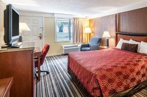 One King Bed Non-Smoking Room room in Econo Lodge Frederick I-70