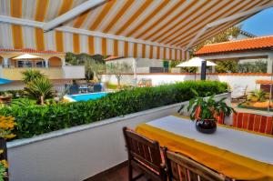 Two-Bedroom Apartment with Terrace and Pool View room in Villa Vanilla