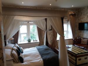 Suite Ensuite Four Poster room in The Shireburn Arms