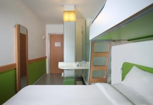 Standard Queen Room with Bunk Bed