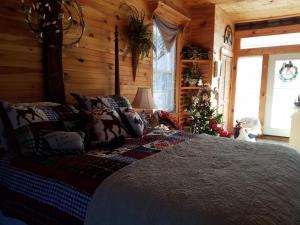 Deluxe Queen Suite room in The Perkins House