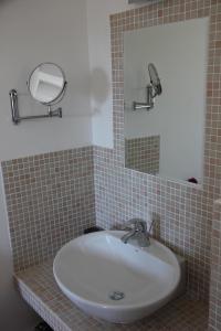 Appartements Gite with Pool, 900 metres walk to Saint Saturnin Les Apt : photos des chambres