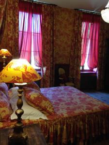 B&B / Chambres d'hotes Demeure Saint Louis Historic manor, City 700m, parking,A C,Clim,WIFI, heated pool, city view : photos des chambres