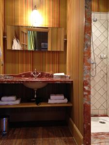 B&B / Chambres d'hotes Demeure Saint Louis Historic manor, City 700m, parking,A C,Clim,WIFI, heated pool, city view : photos des chambres