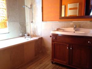 B&B / Chambres d'hotes Demeure Saint Louis Historic manor, City 700m, parking,A C,Clim,WIFI, heated pool, city view : photos des chambres