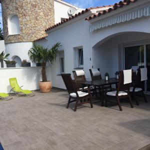 Vend&eacute;gh&aacute;z Casa Kneis Empuriabrava Spanyolorsz&aacute;g