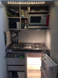 Two Top Central Unique Artisan Beach Studios - Spa Cabin inside