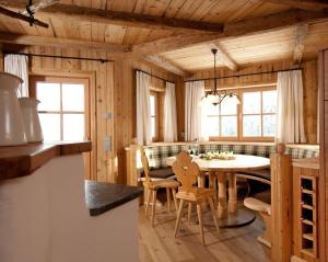 Three-Bedroom Apartment with Balcony room in Herzwies