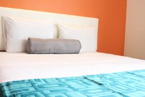 Queen Room - Non-Smoking room in Howard Johnson by Wyndham Lake George