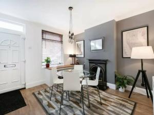 Cambridge House - Modern 2 Bedroom House, Close to Luton Airport & Town Centre