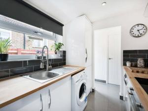 Cambridge House - Modern 2 Bedroom House, Close to Luton Airport & Town Centre