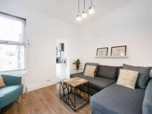 Cambridge House - Modern 2 Bedroom House, Close to Luton Airport & Town Centre